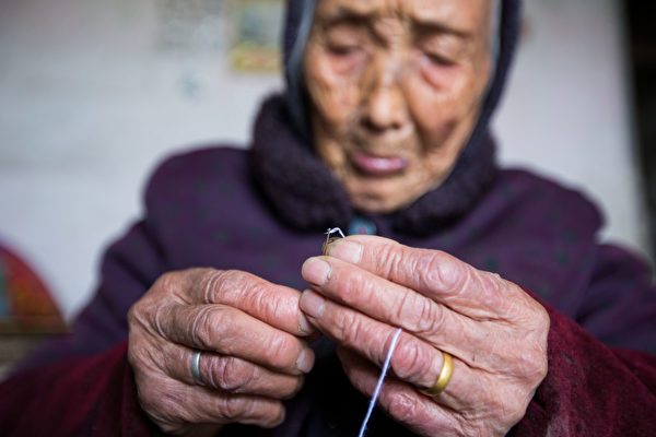 Một phụ nữ Trung Quốc ngoài 90 tuổi, sống một mình ở Thiệu Hưng, tỉnh Chiết Giang, miền Đông Trung Quốc. (Ảnh: The Epoch Times)
