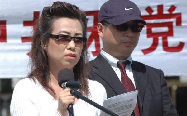 Người tố cáo Annie tại một cuộc họp báo ở Thủ đô Hoa Thịnh Đốn, vào ngày 20/04/2006. Đó là lời khai công khai đầu tiên của bà về tội ác thu hoạch nội tạng quy mô lớn ở Trung Quốc. (Ảnh: The Epoch Times)