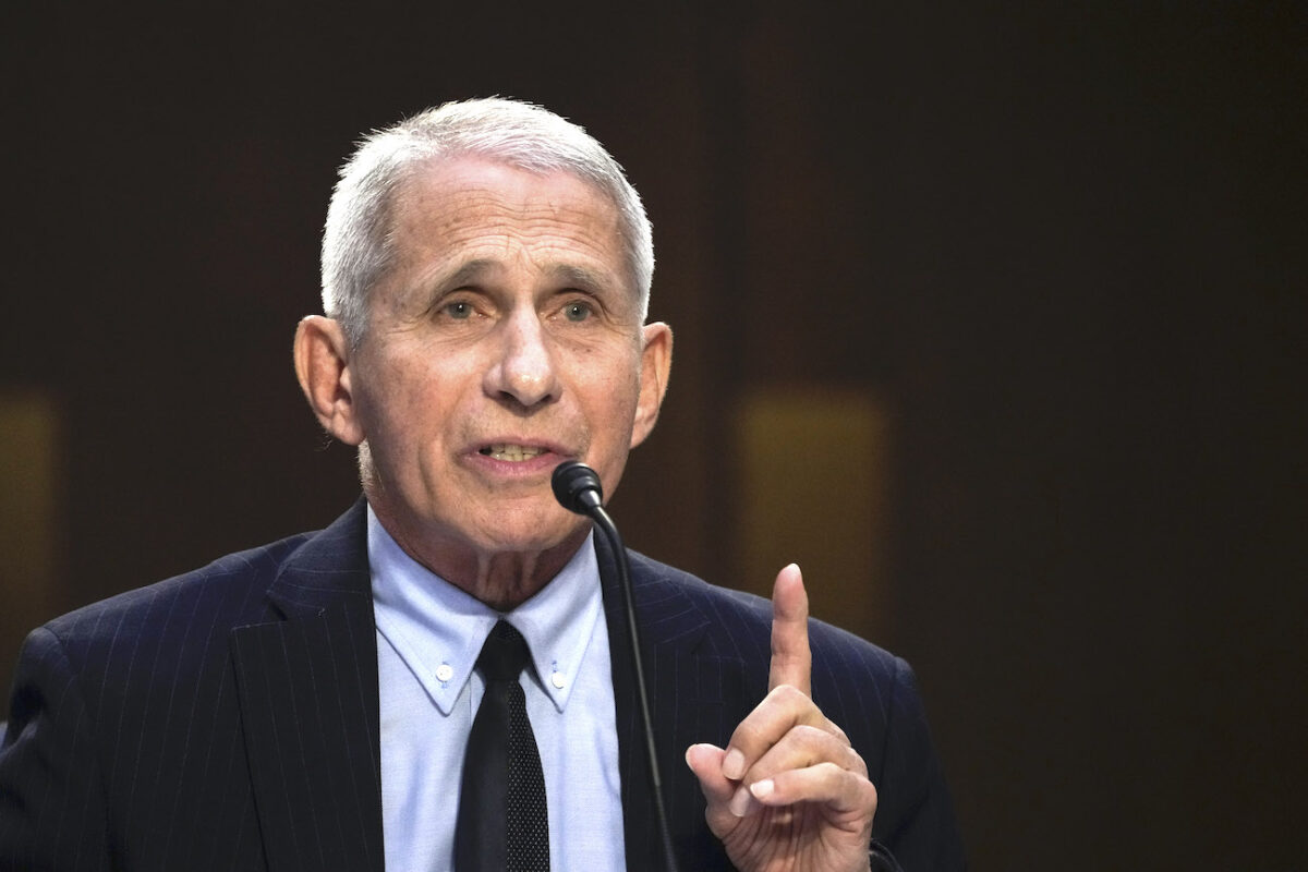 Tiến sĩ Anthony Fauci, giám đốc Viện Dị ứng và Bệnh Truyền nhiễm Quốc gia, tại Điện Capitol ở Hoa Thịnh Đốn hôm 14/09/2022. (Ảnh: Drew Angerer/Getty Images)