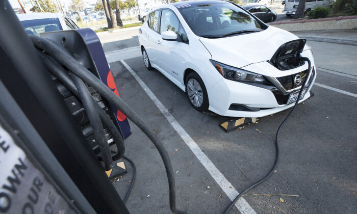 Một chiếc xe điện đang sạc ở San Pedro, California, hôm 02/12/2021. (Ảnh: Myung J. Chun/Los Angeles Times qua TNS)