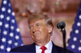 Cựu Tổng thống Donald Trump nói chuyện trong một sự kiện tại tư dinh Mar-a-Lago của ông ở Palm Beach, Florida, vào hôm 15/11/2022. Ông Trump thông báo rằng ông đang tìm kiếm một nhiệm kỳ nữa và chính thức khởi động chiến dịch tranh cử tổng thống năm 2024 của mình. (Ảnh: Joe Raedle/Getty Images)