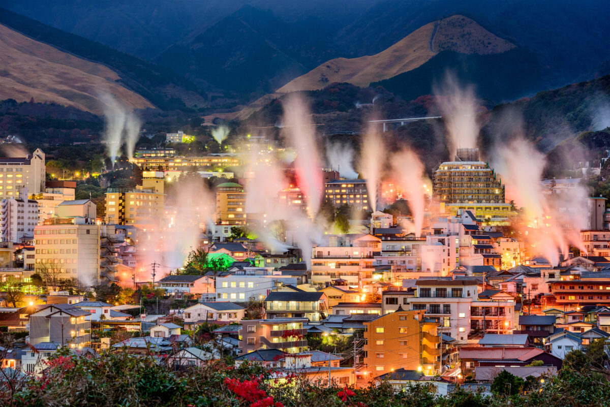 Hơi nước bốc lên từ các nhà tắm suối nước nóng ở Beppu, Nhật Bản. (Sean Pavone/Shutterstock)