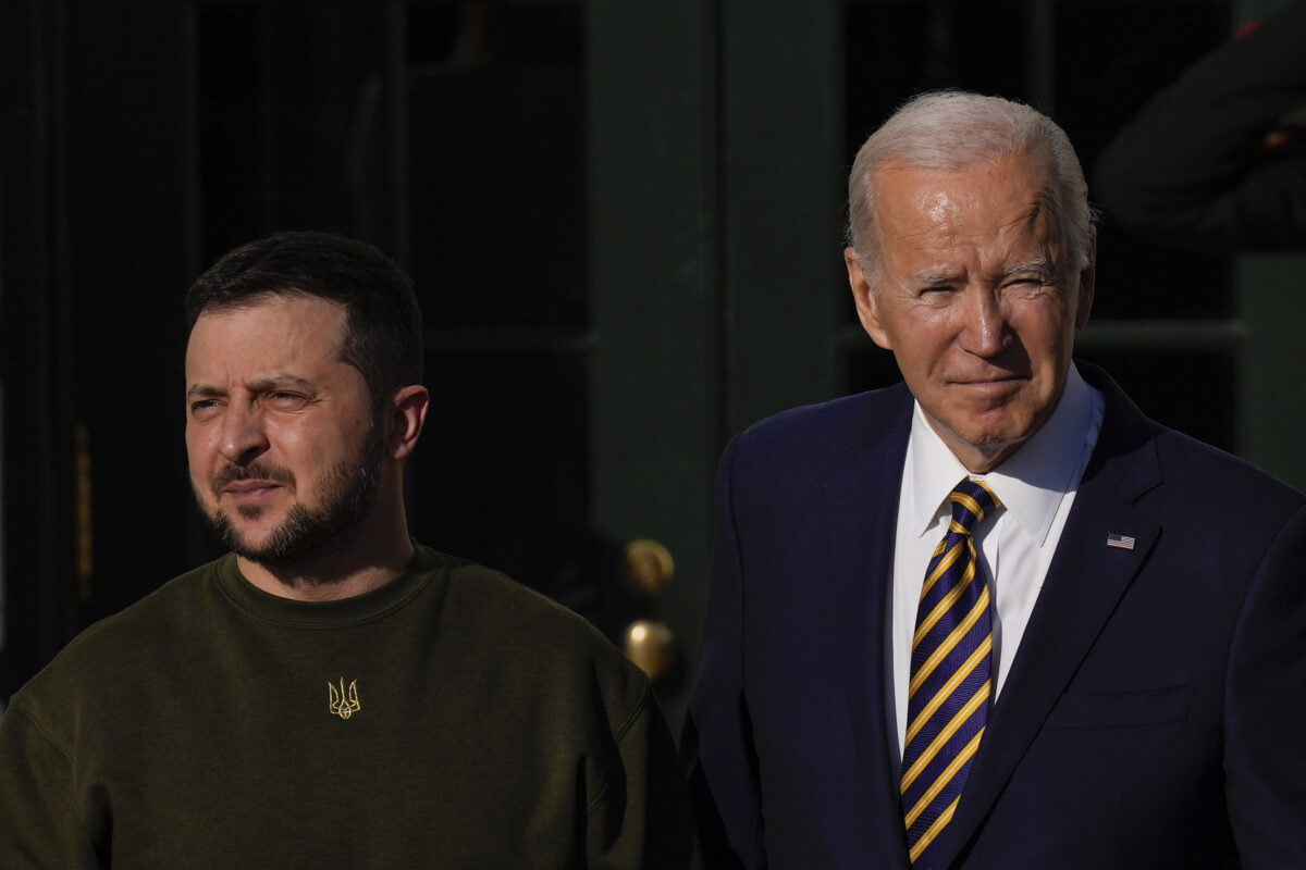 Tổng thống Joe Biden (Phải) nghênh đón Tổng thống Ukraine Volodymyr Zelensky tới Tòa Bạch Ốc ở Hoa Thịnh Đốn hôm 21/12/2022. (Ảnh: Drew Angerer/Getty Images)