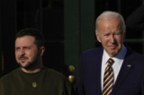 Tổng thống Hoa Kỳ Joe Biden (Phải) chào đón Tổng thống Ukraine Volodymyr Zelensky đến Tòa Bạch Ốc ở Hoa Thịnh Đốn hôm 21/12/2022. (Ảnh: Drew Angerer/Getty Images)