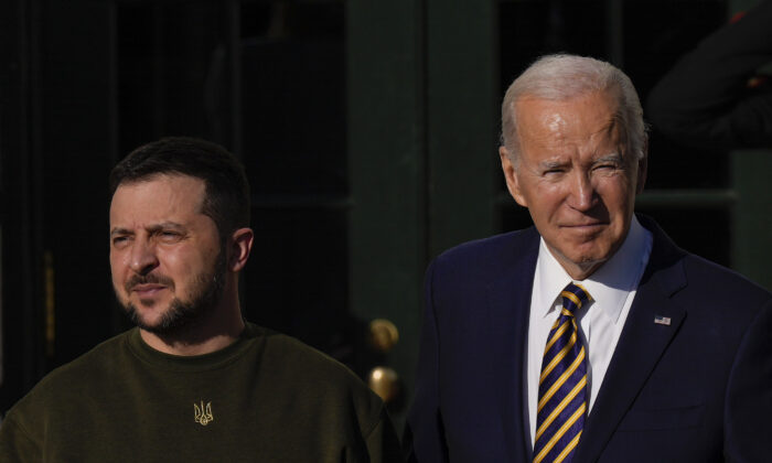 Tổng thống Hoa Kỳ Joe Biden (Phải) chào đón Tổng thống Ukraine Volodymyr Zelensky đến Tòa Bạch Ốc ở Hoa Thịnh Đốn hôm 21/12/2022. (Ảnh: Drew Angerer/Getty Images)