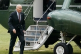 Tổng thống Joe Biden bước xuống chuyên cơ Marine One ở Hoa Thịnh Đốn hôm 16/12/2022. (Ảnh: Mandel Ngan/AFP qua Getty Images)