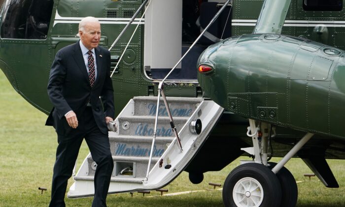 Tổng thống Joe Biden bước xuống chuyên cơ Marine One ở Hoa Thịnh Đốn hôm 16/12/2022. (Ảnh: Mandel Ngan/AFP qua Getty Images)