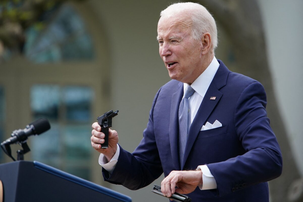 Tổng thống Joe Biden cầm một bộ dụng cụ lắp súng ma trong một sự kiện tại Tòa Bạch Ốc ở Hoa Thịnh Đốn hôm 11/04/2022. (Ảnh: Mandel Ngan/AFP qua Getty Images)