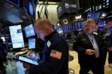 Các nhà giao dịch làm việc trên sàn của Sở Giao dịch Chứng khoán New York (NYSE) ở thành phố New York hôm 29/11/2022. (Ảnh: Brendan McDermid/Reuters)