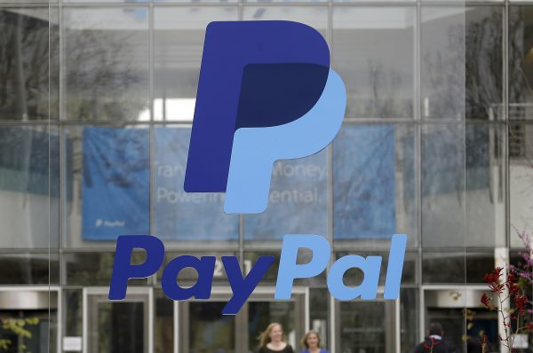 Biển báo bên ngoài trụ sở PayPal ở San Jose, California, trong một ảnh chụp. (Ảnh: Jeff Chiu/AP)
