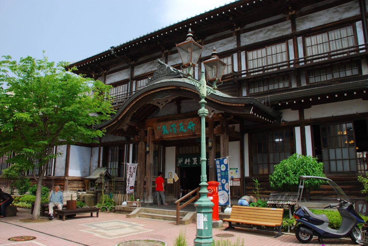 Lối vào nhà tắm Suối nước nóng Takegawara truyền thống ở Beppu, Nhật Bản. (Promotion Airport Environment Improvement Foundation/JNTO)