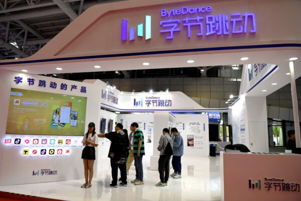 Người tham dự có mặt tại gian hàng Công nghệ Bytedance tại triển lãm Digital China ở Phúc Châu, tỉnh Phúc Kiến, Trung Quốc hôm 05/05/2019. (Ảnh: Reuters)