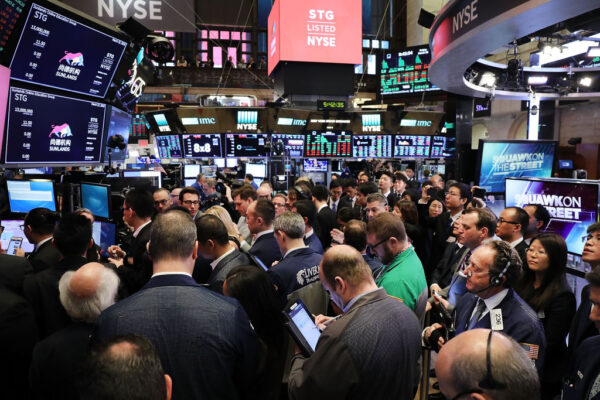 Các nhà giao dịch và nhân viên của Tập đoàn Giáo dục Trực tuyến Sunlands tập trung tại Sàn giao dịch Chứng khoán New York (NYSE) trong đợt phát hành cổ phiếu lần đầu ra công chúng của công ty có trụ sở tại Bắc Kinh này vào ngày 23/03/2018. (Ảnh: Spencer Platt/Getty Images)