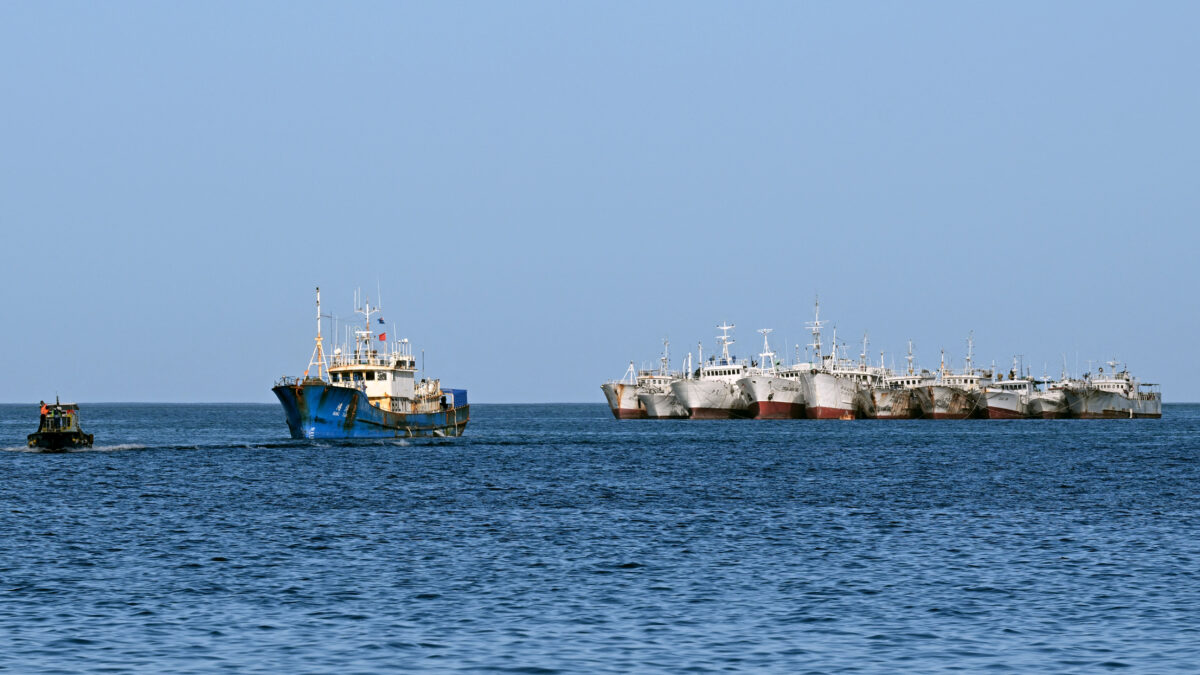 Một tàu đánh cá treo cờ Trung Quốc (thứ 2 bên trái) tiến vào Cảng Suva ở Fiji, hôm 15/07/2022. (Ảnh: William West/AFP qua Getty Images)