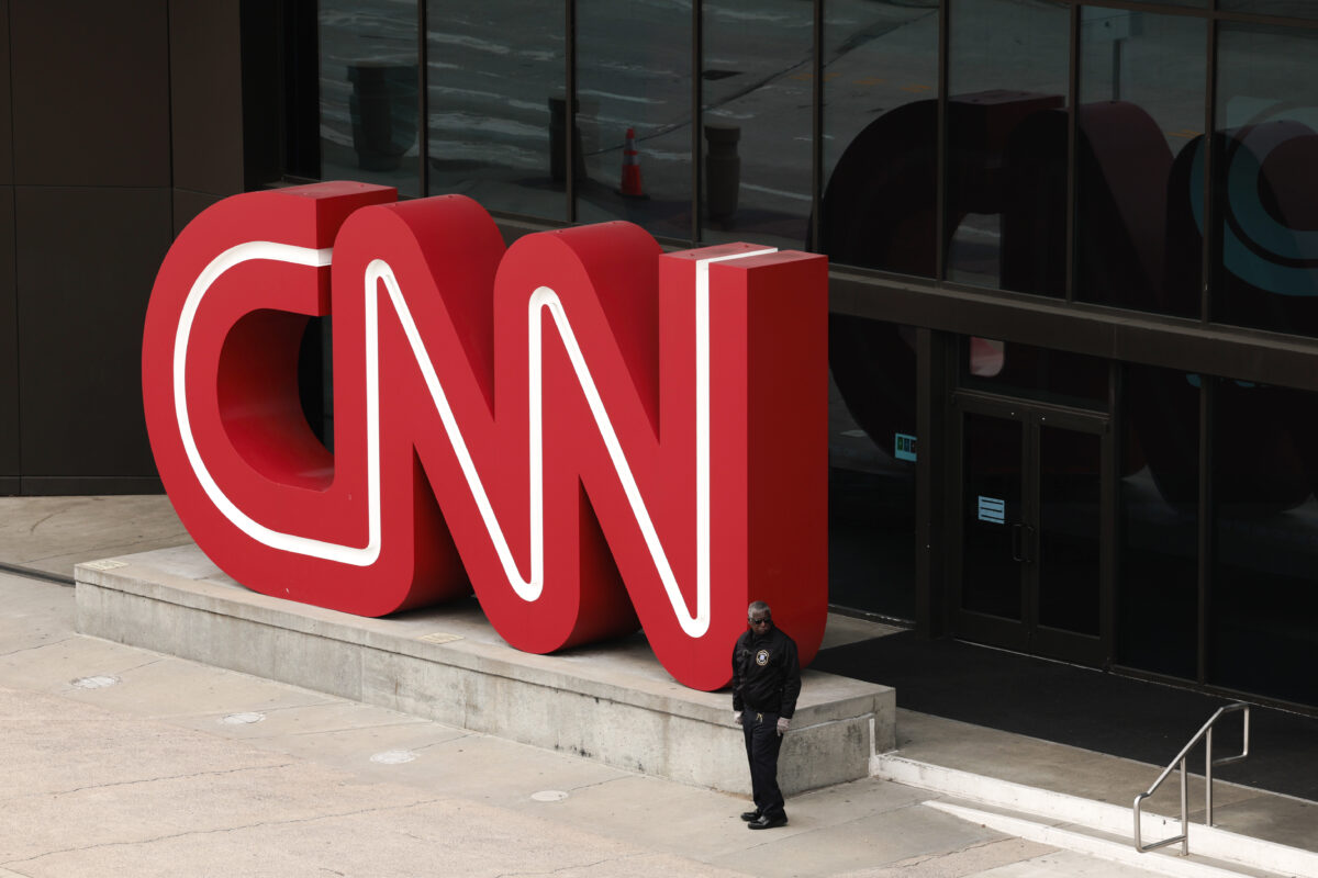 Khách bộ hành đi qua trụ sở thế giới của Cable News Network (CNN) ở Atlanta, Georgia, hôm 15/03/2022. (Anna Moneymaker/Getty Images)