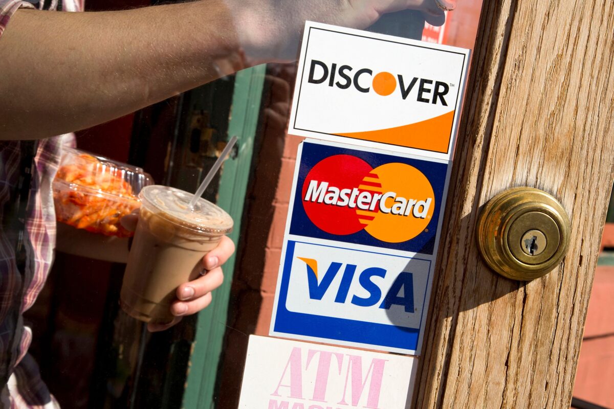 Một quán cà phê trưng biển hiệu Visa, MasterCard và Discover, ở Hoa Thịnh Đốn, 01/05/2013. (Ảnh: Jonathan Ernst/Reuters)
