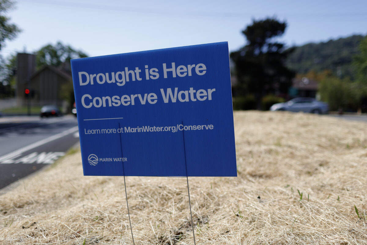 Một tấm biển vận động người dân tiết kiệm nước được đặt trên một cánh đồng cỏ khô ở San Anselmo, California, vào ngày 23/04/2021. (Ảnh: Justin Sullivan/Getty Images)