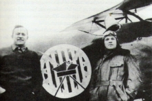(Từ trái sang phải): ông Merian C. Cooper và ông Cedric Fauntleroy, những phi công từng chiến đấu trong Phi đội Kosciuszko của Lực lượng Không quân Ba Lan, đứng chụp một tấm ảnh từ năm 1919 đến 1920. (Ảnh: Tài sản công)