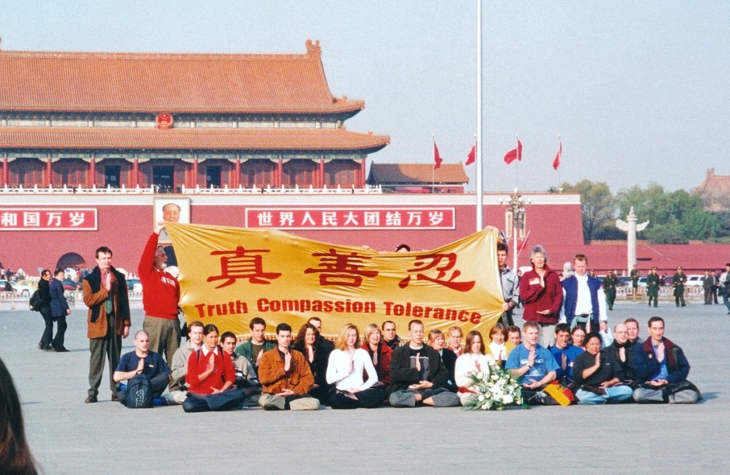 Các học viên Pháp Luân Công từ 12 quốc gia thỉnh nguyện ôn hòa yêu cầu chấm dứt cuộc bức hại và tra tấn đối với các học viên Trung Quốc, trên Quảng trường Thiên An Môn ở Bắc Kinh năm 2001. (Ảnh: Minghui.org)