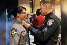 Trung sĩ Jeff Valdivia cài huy hiệu lên áo sơ mi của sĩ quan Natalie Young trong lễ tốt nghiệp Học viện Cảnh sát Quận El Paso, 22 năm sau khi cứu sống cô. (Ảnh: Đăng dưới sự cho phép của Văn phòng Cảnh sát Quận El Paso)