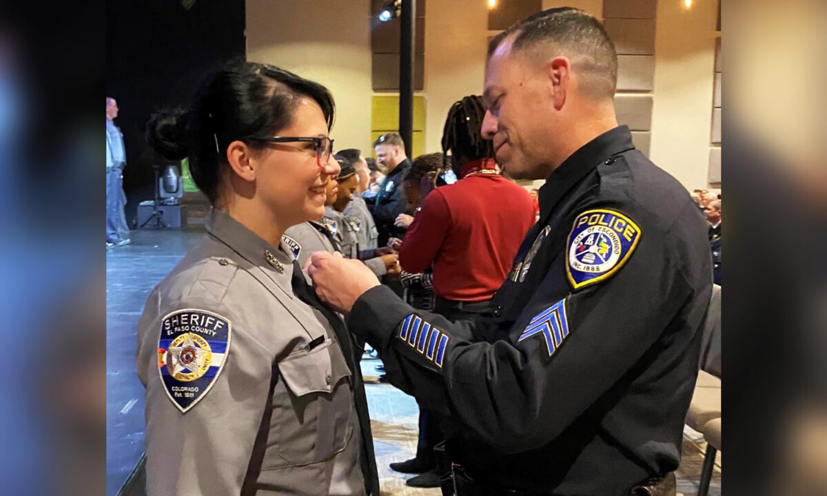 Tân sĩ quan cảnh sát Colorado được người cảnh sát cứu sống mình 22 năm trước cài huy hiệu tốt nghiệp