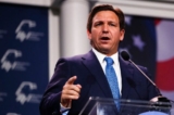 Thống đốc Florida Ron DeSantis trình bày tại Cuộc họp Lãnh đạo Thường niên của Liên minh Do Thái của Đảng Cộng Hòa tại Las Vegas, Nevada, hôm 09/11/2022. (Ảnh: Wade Vandervort/AFP via Getty Images)