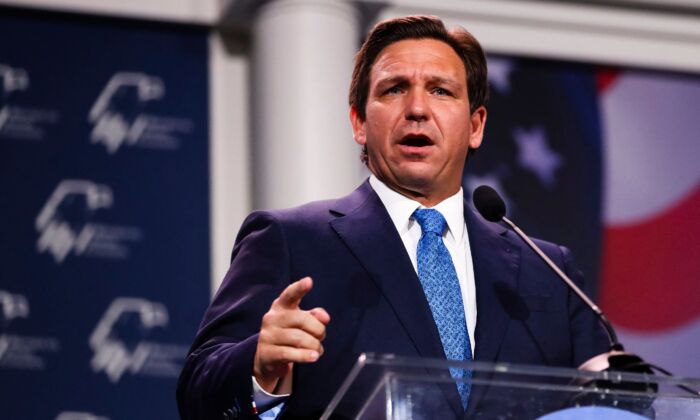 Thống đốc Florida Ron DeSantis trình bày tại Cuộc họp Lãnh đạo Thường niên của Liên minh Do Thái của Đảng Cộng Hòa tại Las Vegas, Nevada, hôm 09/11/2022. (Ảnh: Wade Vandervort/AFP via Getty Images)