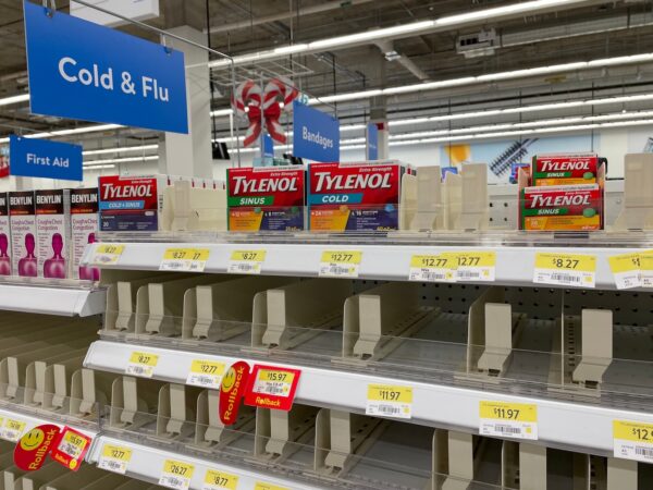 Các kệ trống trong hiệu thuốc Walmart do thiếu nguồn cung cấp thuốc cảm, ho, và cúm và nhu cầu tăng do các bệnh theo mùa, ở Edmonton, Canada, hôm 09/12/2022. (Ảnh: Jenari/Shutterstock)