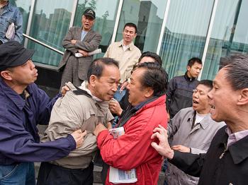 Ông Edmond Erh, một cư dân Flushing, đã bị một đám đông ủng hộ ĐCSTQ tấn công khi đang ủng hộ một quầy thông tin thoái Đảng Cộng sản Trung Quốc vào năm 2008. (Ảnh: Dayin Chen/The Epoch Times)