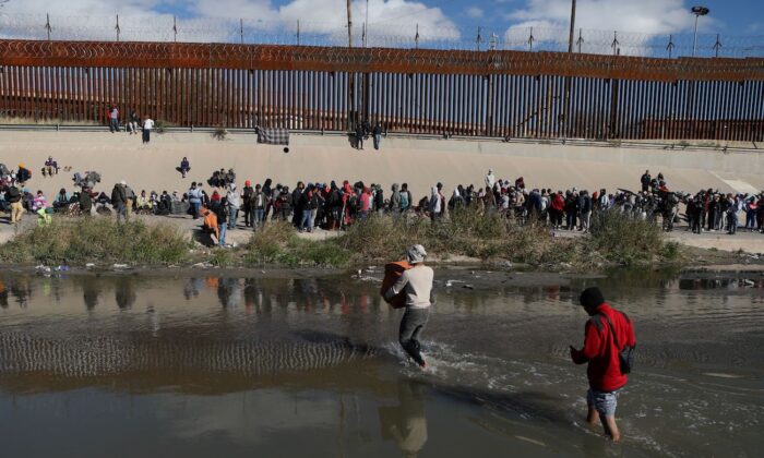 Thị trưởng El Paso tuyên bố tình trạng khẩn cấp trước làn sóng người nhập cư bất hợp pháp