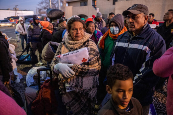 Những người nhập cư chờ vào một khu ở tạm tại Nhà thờ Thánh Tâm ở El Paso, Texas, hôm 17/12/2022. (Ảnh: John Moore/Getty Images)