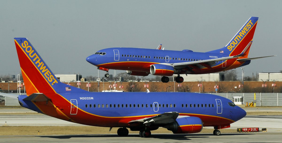 Một chiếc Boeing 737 của Southwest Airlines chờ cất cánh tại Phi trường Midway của Chicago khi một chiếc phi cơ khác hạ cánh, vào ngày 09/02/2012 này, ảnh tư liệu. (Ảnh: AP Photo/Charles Rex Arbogast)