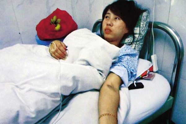 Cô Phùng Kiến Mai (Feng Jianmei) nằm trên giường bệnh sau khi bị cưỡng bức phá thai ở tháng thứ bảy của thai kỳ, ở tỉnh Sơn Tây, Tây Bắc Trung Quốc vào ngày 04/06/2012. Những bức ảnh chụp cô cùng đứa trẻ bị ép phá thai nằm bên cạnh cô ở trên giường bệnh đã lan truyền nhanh chóng ở Trung Quốc và khiến dư luận vô cùng phẫn nộ về hệ thống một con của nhà cầm quyền và hoạt động cưỡng bức phá thai đi kèm với kế hoạch đó. (Ảnh: bbs.hsw.cn)