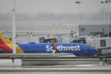 Một chiếc phi cơ trên phi trường khi các chuyến bay bị hủy trong thời tiết lạnh giá khi một hiện tượng thời tiết được gọi là Bão bom tấn công Thượng Trung Tây, tại Phi trường Quốc tế Midway ở Chicago hôm 22/12/ 2022. (Ảnh: Matt Marton/Reuters)
