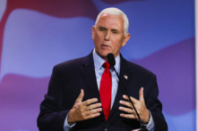 Cựu Phó Tổng thống Mike Pence ra hiệu khi trình bày trong một cuộc họp thường niên của Liên minh Do Thái Đảng Cộng Hòa ở Las Vegas, Nevada, hôm 19/11/2022. (Ảnh: Wade Vandervort/AFP qua Getty Images)