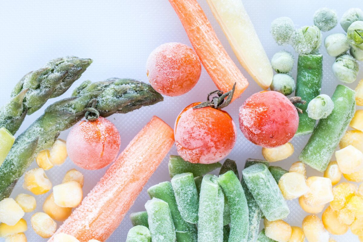 Trái cây và rau củ tươi có ngon hơn đồ đông lạnh không? (Ảnh: igorsm8/Shutterstock)