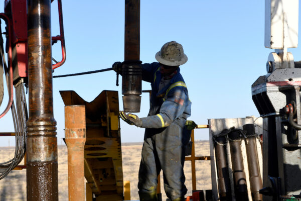 Một công nhân dầu mỏ tháo nắp ren ra khỏi một đoạn ống khoan trong hợp đồng thuê khoan dầu thuộc sở hữu của Elevation Resources gần Midland, Texas, hôm 12/02/2019. (Ảnh: Nick Oxford/Reuters)