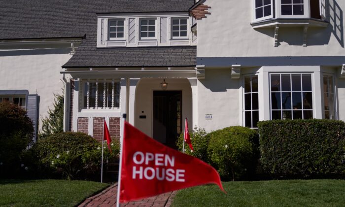 Lá cờ ‘Open House’ bên ngoài ngôi nhà dành cho một gia đình ở Los Angeles, California, hôm 22/09/2022. (Ảnh: Allison Dinner/Getty Images)