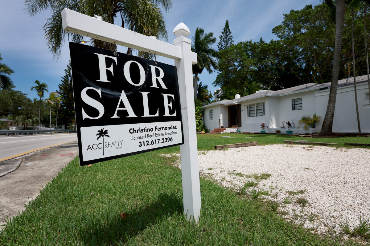 Một tấm biển “rao bán” treo trước một ngôi nhà ở Miami, Florida, hôm 21/06/2022. (Ảnh: Joe Raedle/Getty Images)
