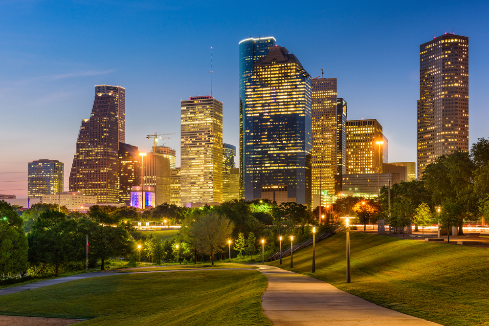 Trung tâm thành phố Houston, tiểu bang Texas, rực sáng vào đêm. (Ảnh: Sean Pavone/Shutterstock)