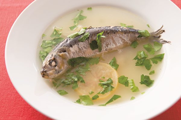 Cá mòi trong canh cá mòi kiểu Ý có lợi ích làm tăng hormone kéo dài tuổi thọ. (Ảnh do Nhà xuất bản Liên Kinh cung cấp)