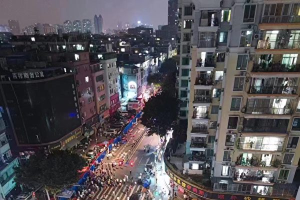 Hôm 14/11, các cuộc biểu tình đã nổ ra ở nhiều khu phố khác nhau ở quận Hải Châu của siêu đô thị phía nam Trung Quốc, Quảng Châu. Những người biểu tình đã xuống đường, phá bỏ các rào chắn, và đối đầu với các quan chức và cảnh sát địa phương. (Ảnh: Được cung cấp qua phỏng vấn)