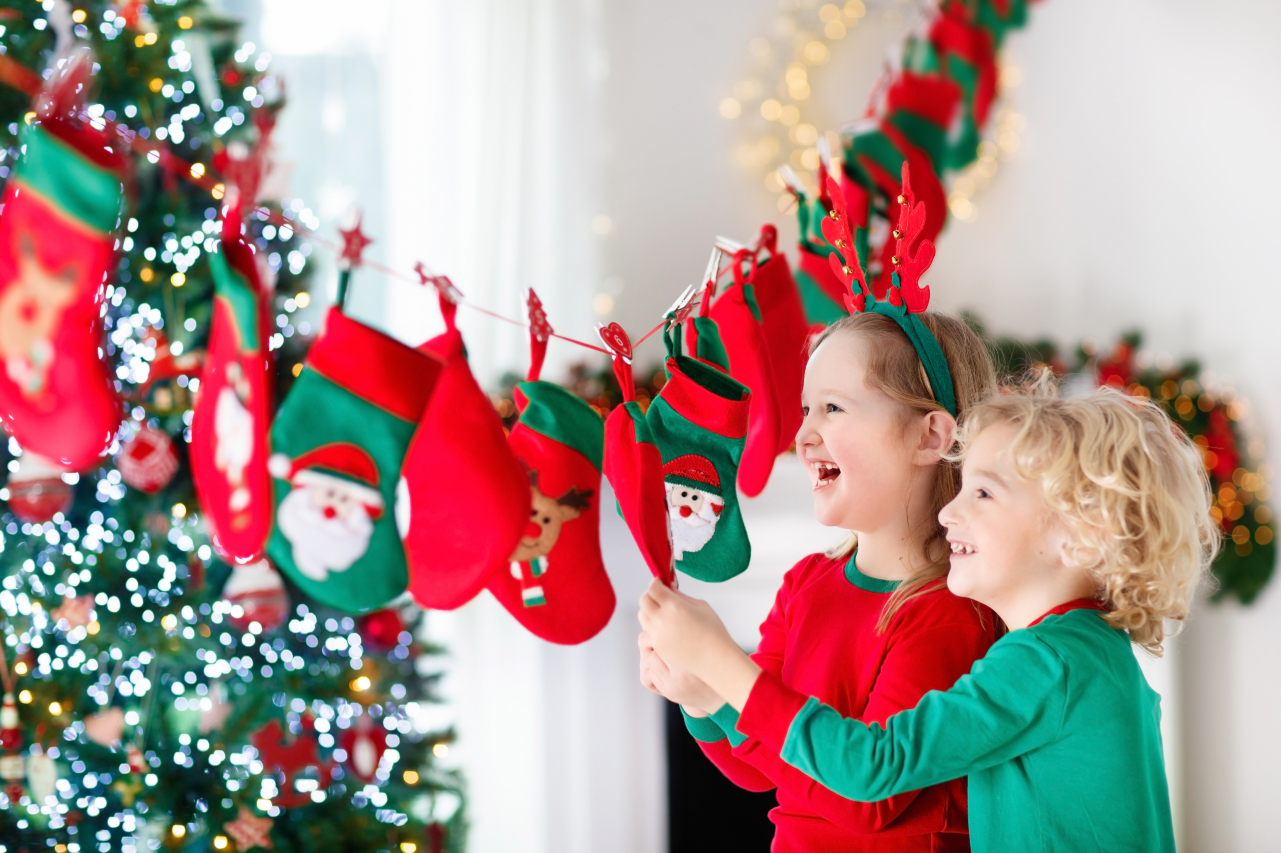 Viết các câu hỏi liên quan đến Giáng Sinh lên thiệp và treo quanh phòng để mọi người đoán. Gắn các tấm thiệp vào đồ trang trí như tất sẽ tạo thêm không khí lễ hội. (Ảnh: Shutterstock)