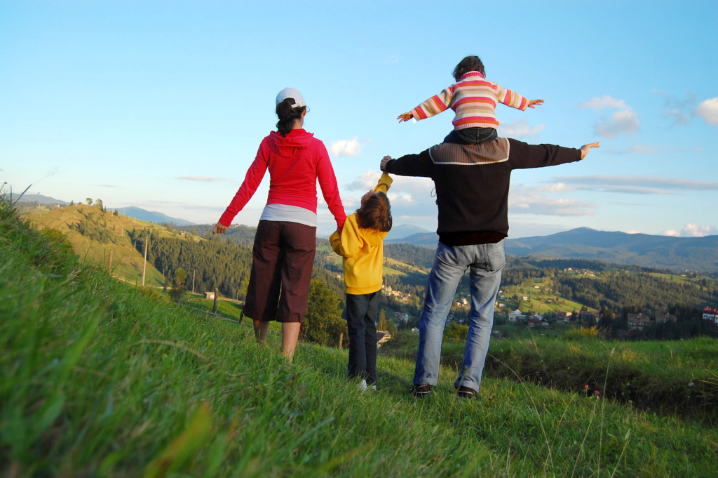 Cả gia đình nên cùng nhau tận hưởng khung cảnh thiên nhiên tươi đẹp, thong dong vui vẻ. (Ảnh: Shutterstock)