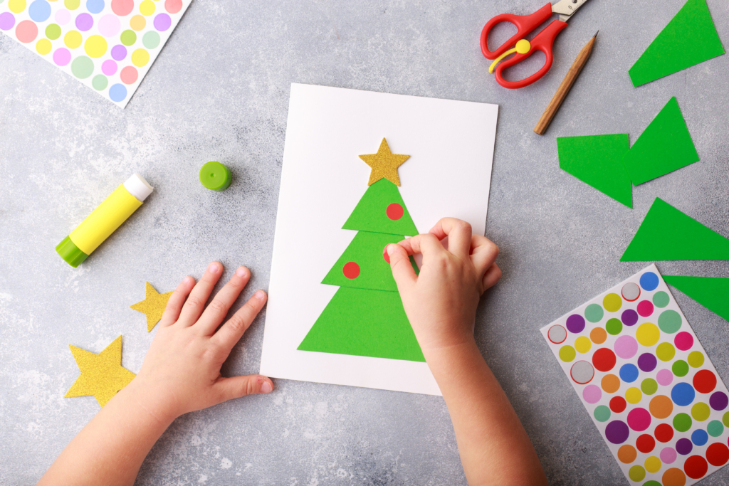 Khi nói đến việc làm thiệp ngày lễ, trẻ em có khả năng sáng tạo vô hạn. (Ảnh: Shutterstock)