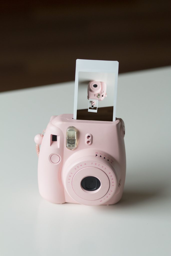 Hãy cho trẻ một chiếc máy ảnh Polaroid và để con ghi lại những khoảnh khắc khó quên bằng chính đôi tay của mình. (Ảnh: Shutterstock)