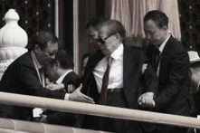 Vào ngày 01/10/2019, cựu Chủ tịch Đảng Cộng sản Trung Quốc (ĐCSTQ) Giang Trạch Dân (thứ hai từ phải sang) bị hộ tống ra khỏi Lễ duyệt binh kỷ niệm 70 năm Ngày thành lập ĐCSTQ tại Quảng trường Thiên An Môn, Bắc Kinh. (Ảnh: Greg Baker/AFP qua Getty Images)