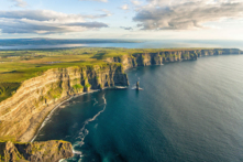 Vách đá Moher ở Ireland rất dốc và hùng vĩ. (Ảnh: Shutterstock)