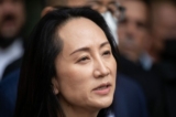 Bà Mạnh Vãn Chu (Meng Wanzhou), giám đốc tài chính của Huawei, đọc một tuyên bố bên ngoài Tòa án Tối cao Tỉnh bang British Columbia, ở Vancouver, British Columbia, hôm 24/09/2021. (Ảnh: The Canadian Press/Darryl Dyck)