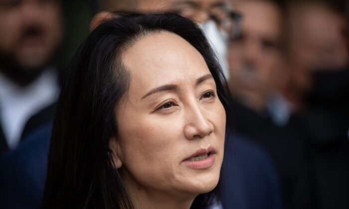 Bà Mạnh Vãn Chu (Meng Wanzhou), giám đốc tài chính của Huawei, đọc một tuyên bố bên ngoài Tòa án Tối cao Tỉnh bang British Columbia, ở Vancouver, British Columbia, hôm 24/09/2021. (Ảnh: The Canadian Press/Darryl Dyck)